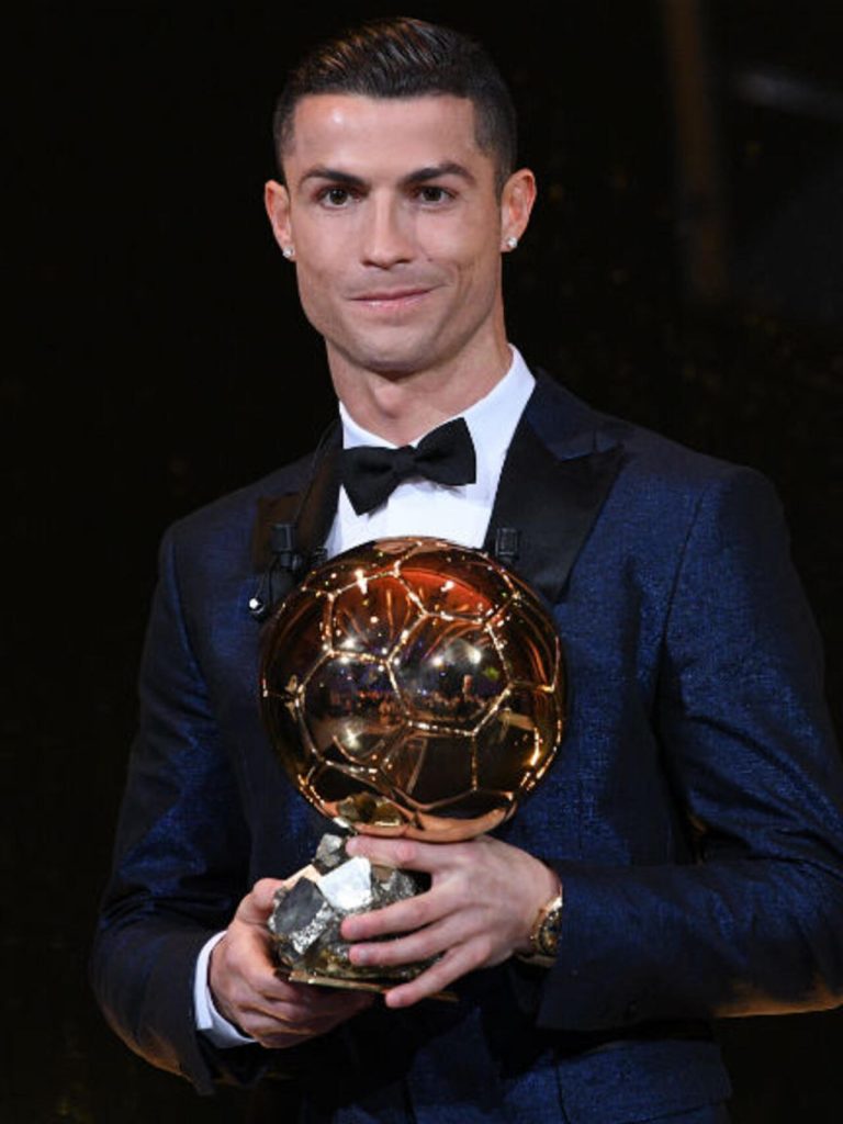 Cristiano Ronaldo remporte le Ballon d'Or pour la 5e fois