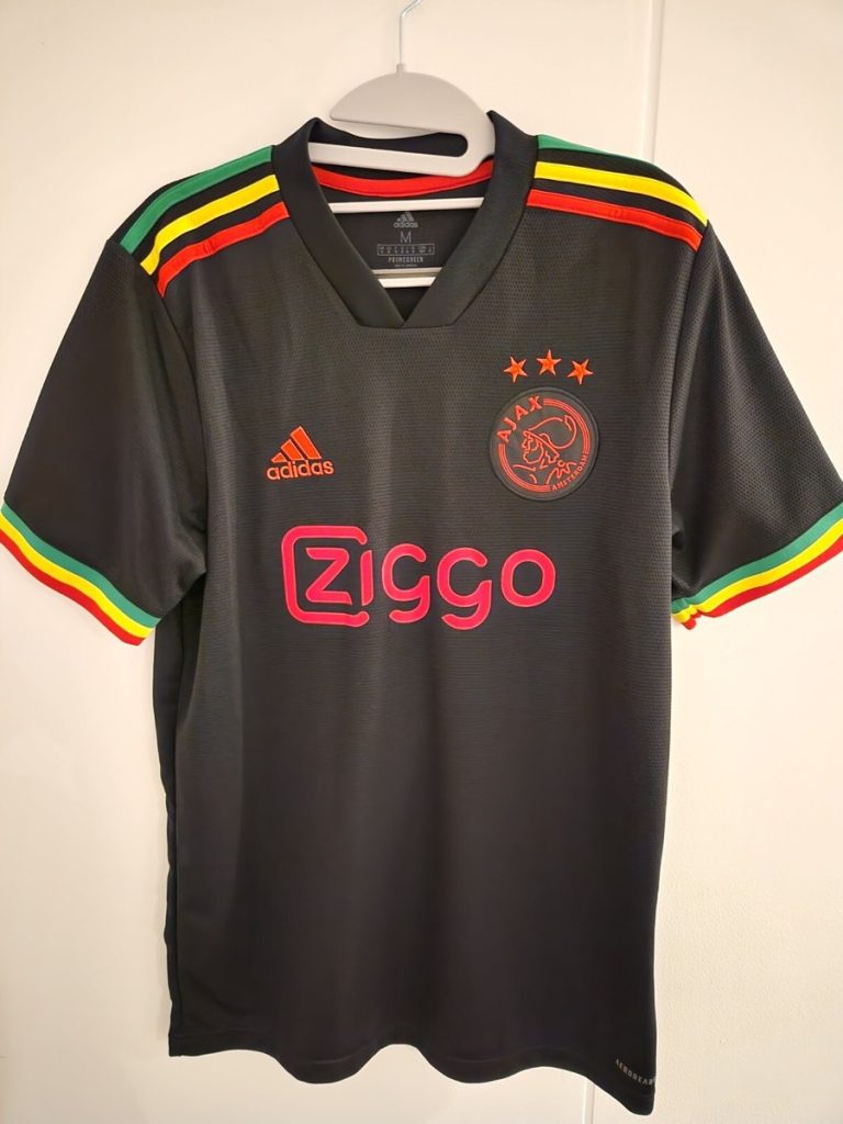 Découvrez le maillot ajax bob marley