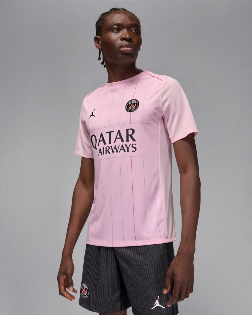 Découvrez le maillot rose PSG : tendance et style unis