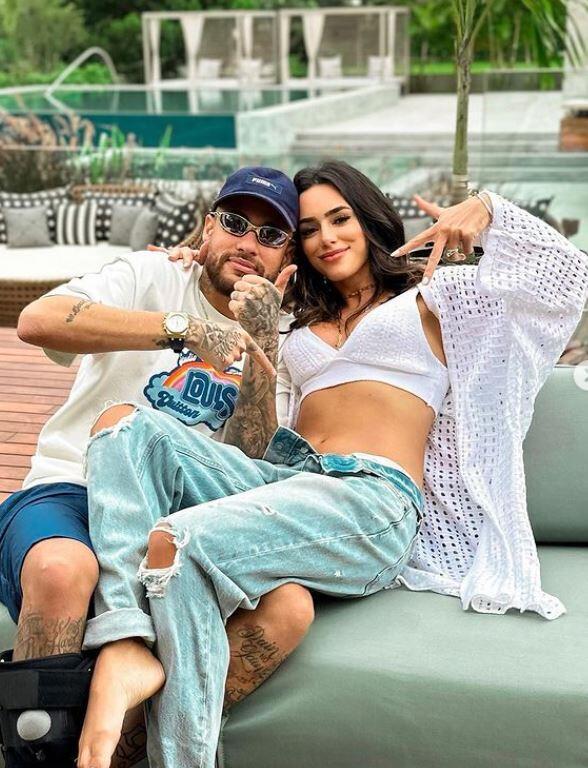 Entre stardom et privé : La femme à côté de Neymar