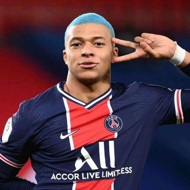 mbappe cheveux rose