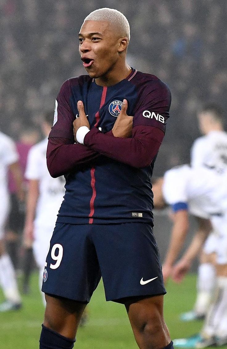 Kylian Mbappé cheveux rose