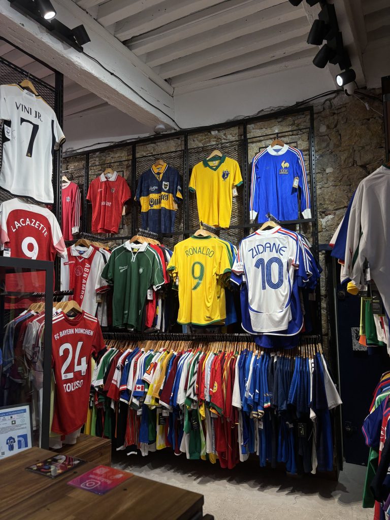 Le charme des maillots de foot : Symboles d'équipes et d'émotions